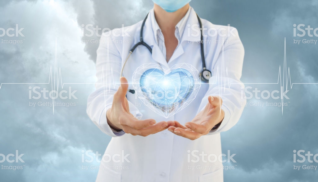 Врач внутренних болезней. Доктор показывает сердце. Картинки 900 х 480 кардиолог. Она кардиолог. Врач показывается сердечко.